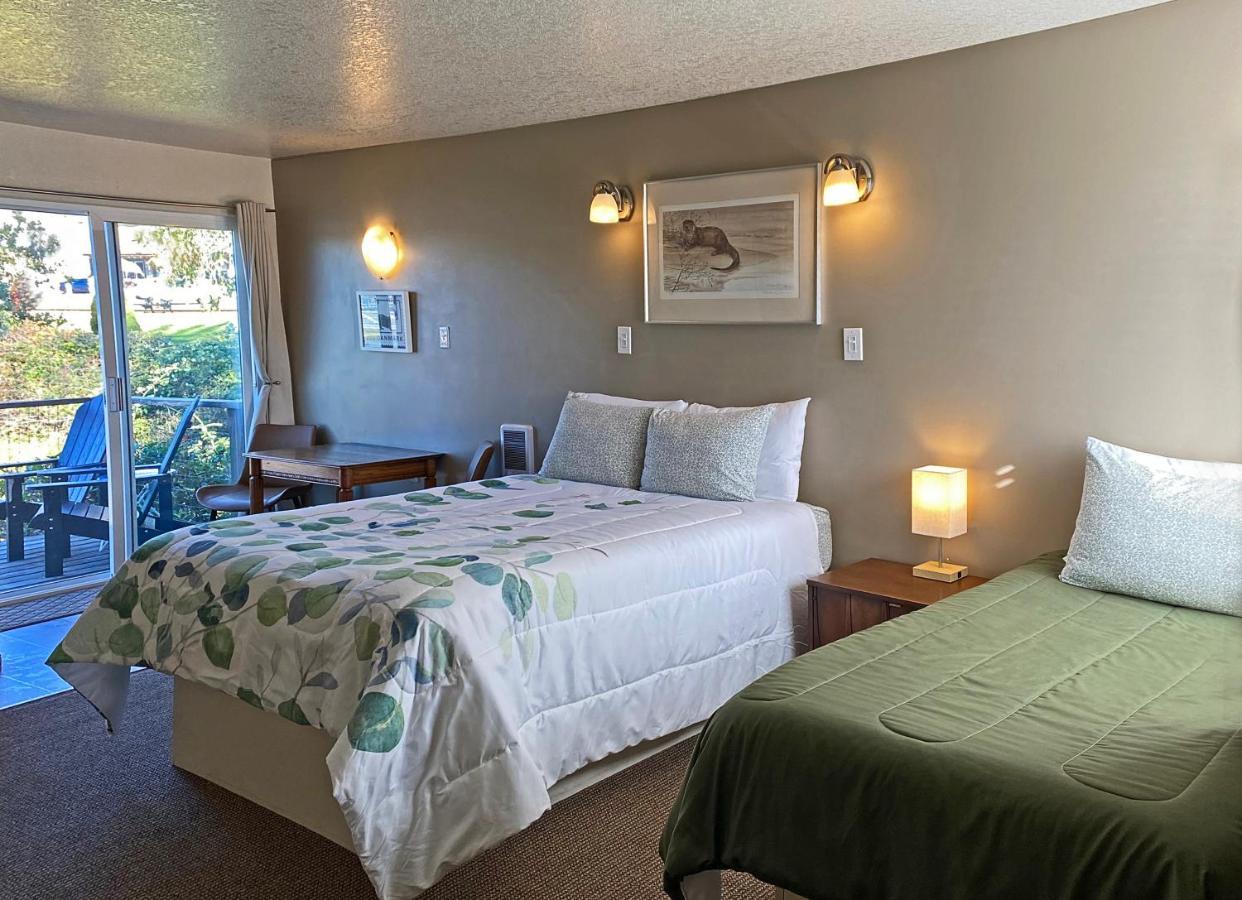 Motel On The Bay And Marina